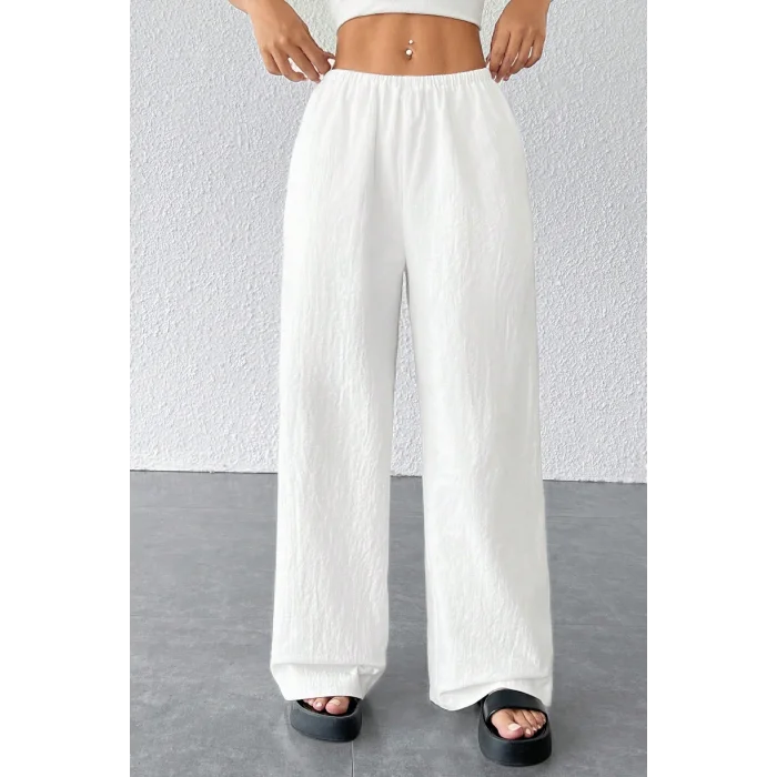 Kadın Beyaz Bol Kesim Cepli Geniş Paça Dökümlü Pantolon – Modern ve Şık Tasarım