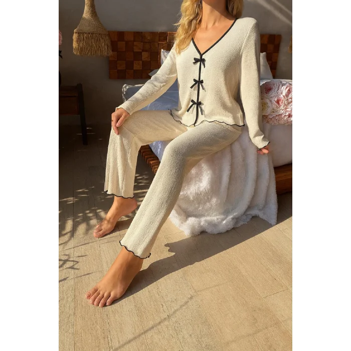 Kadın Beyaz Fiyonklu İç Çamaşırı ve Uzun Kollu V Yaka Pijama Takımı 4lü Set