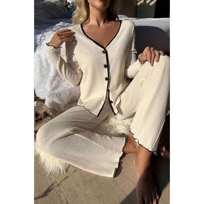Kadın Beyaz Örme Kumaş V Yaka Düğmeli Rahat Şık Pijama Takımı