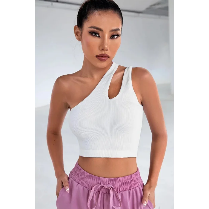 Kadın Beyaz Tek Omuz Cut Out Detaylı Crop Top Bluz – Şık, Rahat ve Kolay Kombinlenebilir