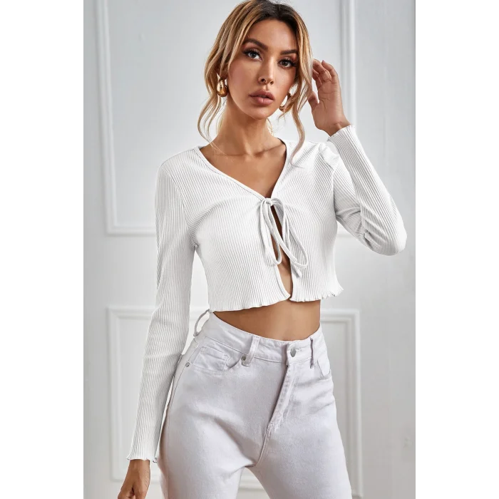 Kadın Beyaz Uzun Kollu Önden Bağlama Detaylı Crop Top Bluz – Şık, Rahat ve Kolay Kombinlenebilir