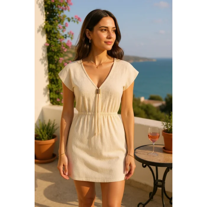 Kadın Beyaz Yanları Yırtmaçlı Tokalı V Yaka Mini Plaj Elbisesi – Şık, Rahat ve 4 Mevsim Kullanıma Uygun