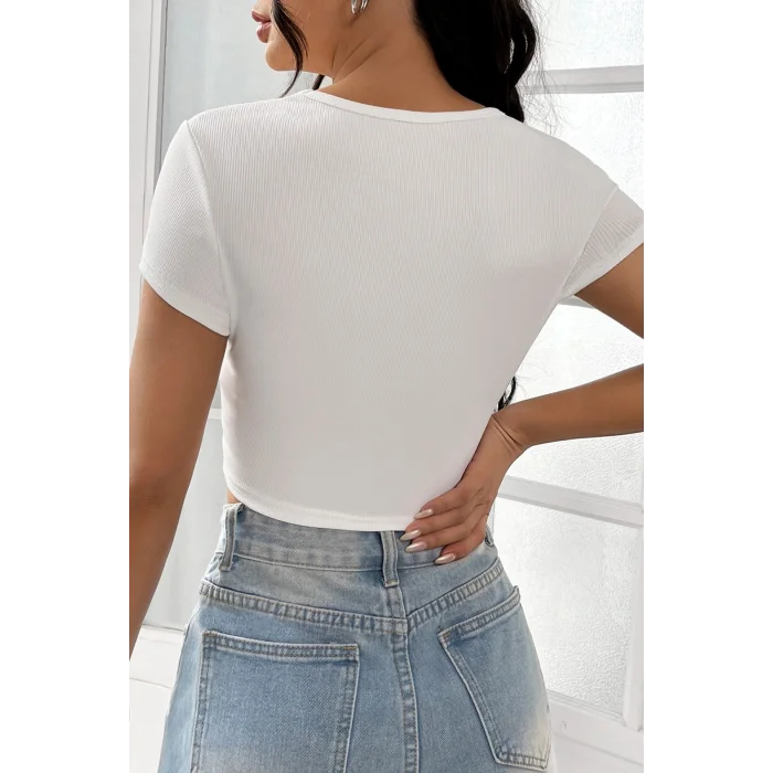 Kadın Beyaz Yarım Kol Düz Yaka Crop Top Bluz – Şık, Rahat ve Kolay Kombinlenebilir
