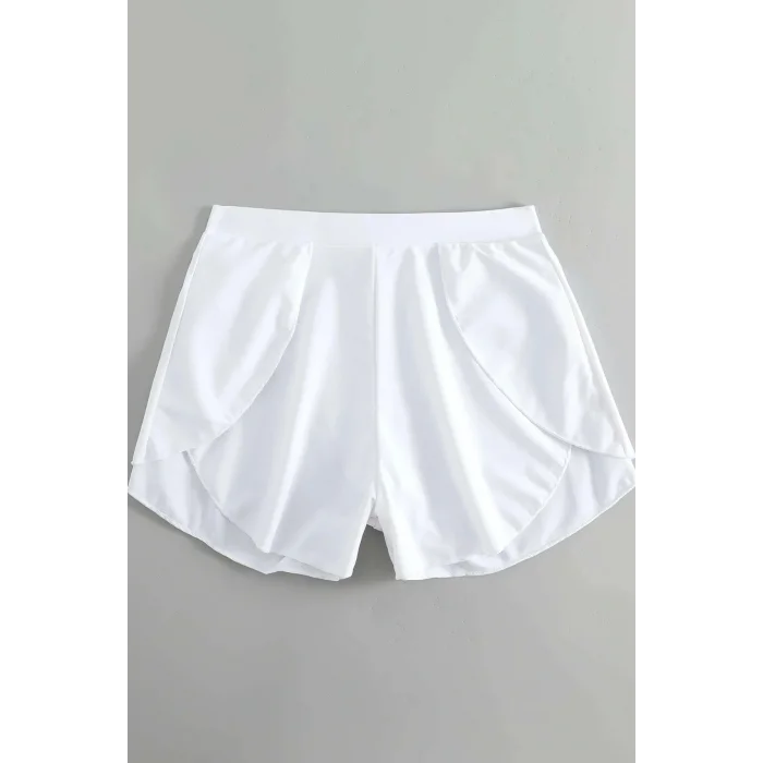 Kadın Beyaz Yırtmaçlı Etek Görünümlü Şık Deniz Şortu – Modern ve Şık Tasarım