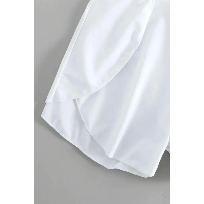 Kadın Beyaz Yırtmaçlı Etek Görünümlü Şık Deniz Şortu – Modern ve Şık Tasarım