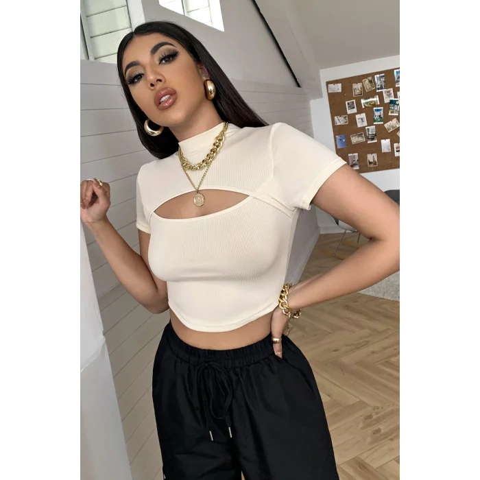 Kadın Ekru Göğüs Dekolteli Yarım Kollu Cut Out Crop Top Bluz – Şık, Rahat ve Kolay Kombinlenebilir