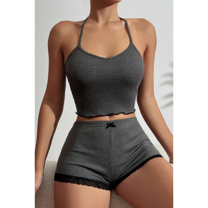 Kadın Gri Kaşkorse Sırt ve Bacak Kısmı Dantel Detaylı Şortlu Gecelik Takım – Modern, Konforlu ve Günlük Kombinlere Uygun