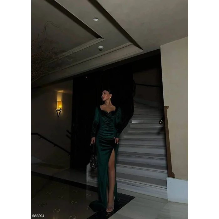 Kadın Kadife Kumaş Kalp Yaka Yırtmaç Detaylı Maxi Boy Elbise