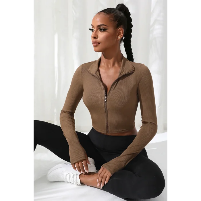 Kadın Kahverengi Uzun Kol Fermuarlı Parmak Geçme Detaylı Dik Yaka Crop Top Bluz – Şık, Rahat ve Kolay Kombinlenebilir