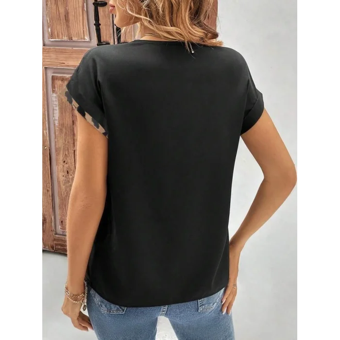 Kadın Kısa Kollu V Yakalı önden Düğmeli Leopar Desen Detaylı Viskon Bluz