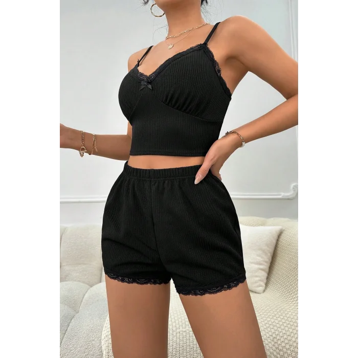 Kadın Siyah Alt ve Üst Dantel Detaylı Fiyonklu Şortlu Gecelik Takımı – Modern, Konforlu ve Günlük Kombinlere Uygun