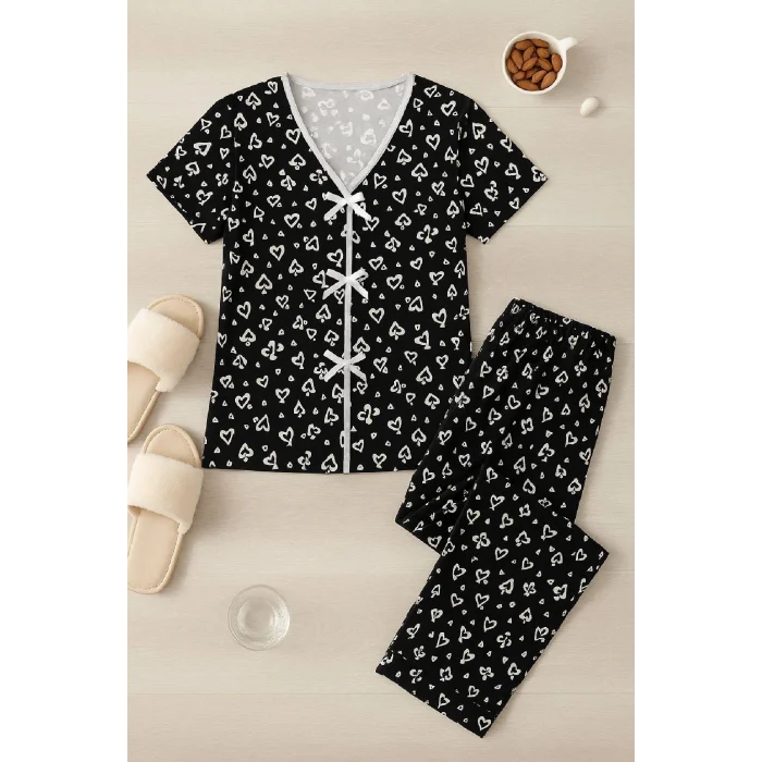 Kadın Siyah Beyaz Kalp Desenli Fiyonklu Kısa Kollu Pijama Takımı – Rahat, Şık ve 4 Mevsim Kullanım