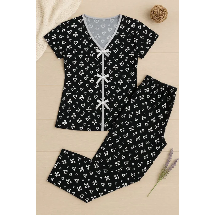 Kadın Siyah Beyaz Kalp Desenli Fiyonklu Kısa Kollu Pijama Takımı – Rahat, Şık ve 4 Mevsim Kullanım