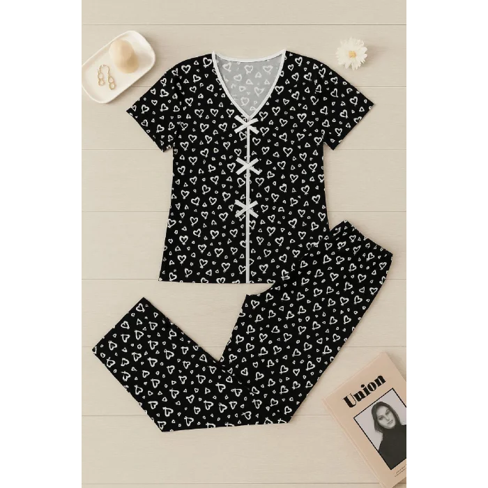 Kadın Siyah Beyaz Kalp Desenli Fiyonklu Kısa Kollu Pijama Takımı – Rahat, Şık ve 4 Mevsim Kullanım