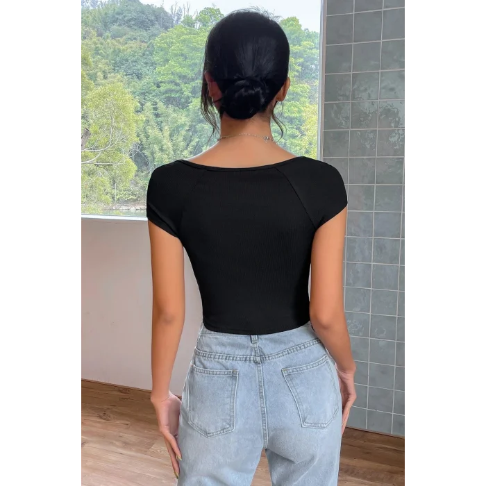 Kadın Siyah Kare Yaka Yarım Kol Göğüs Dekolteli Crop Top Bluz – Şık, Rahat ve Kolay Kombinlenebilir