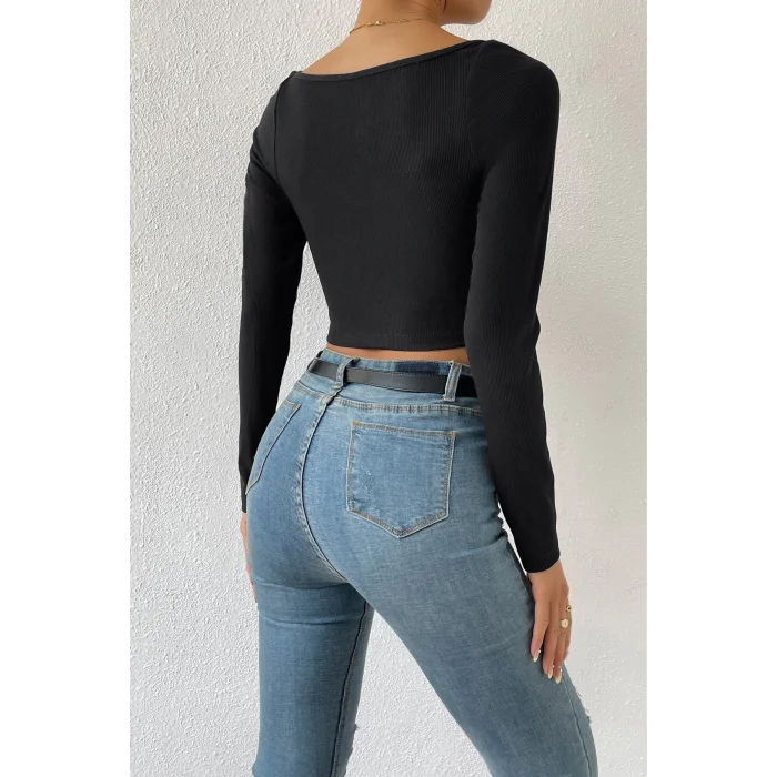 Kadın Siyah Uzun Kol Göğüs Dekolteli Şık Crop Top Bluz – Şık, Rahat ve Kolay Kombinlenebilir