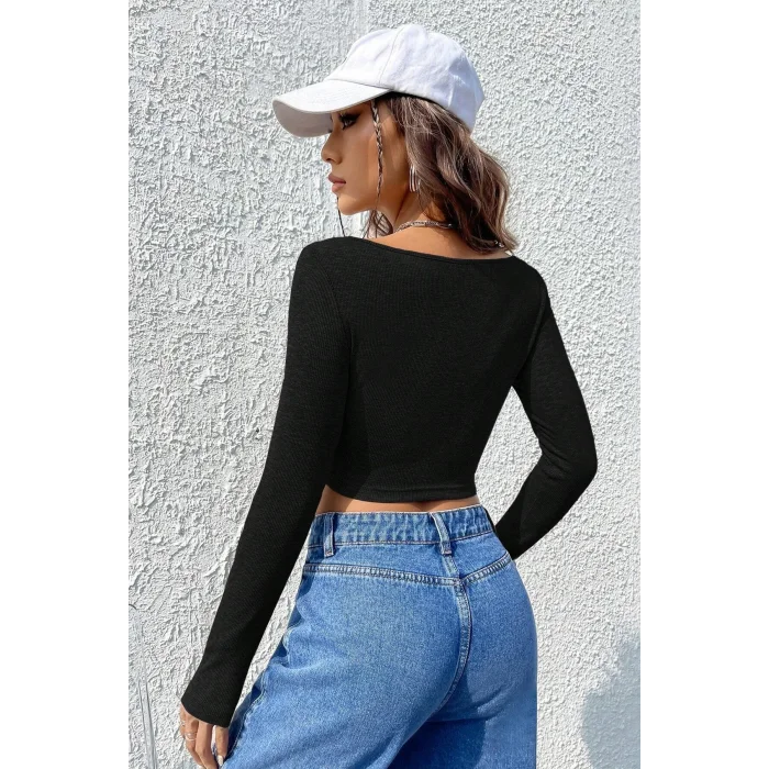 Kadın Siyah Uzun Kollu Agraflı Göğüs ve Göbek Dekolteli Crop Top Bluz – Şık, Rahat ve Kolay Kombinlenebilir