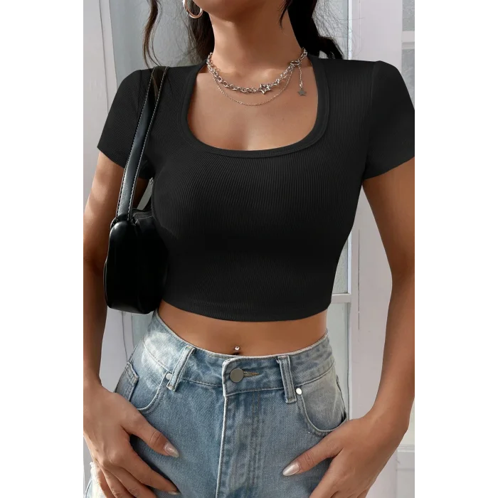 Kadın Siyah Yarım Kol Düz Yaka Crop Top Bluz – Şık, Rahat ve Kolay Kombinlenebilir