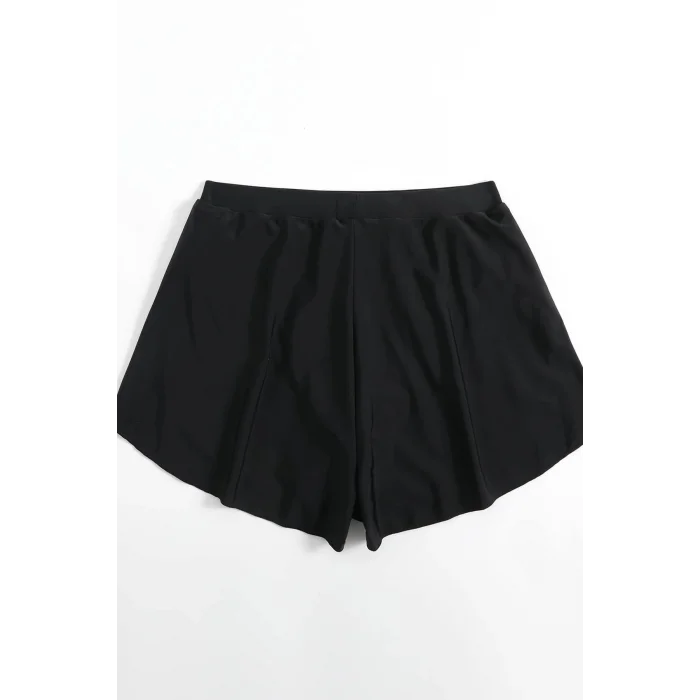 Kadın Siyah Yırtmaçlı Etek Görünümlü Şık Deniz Şortu – Modern ve Şık Tasarım