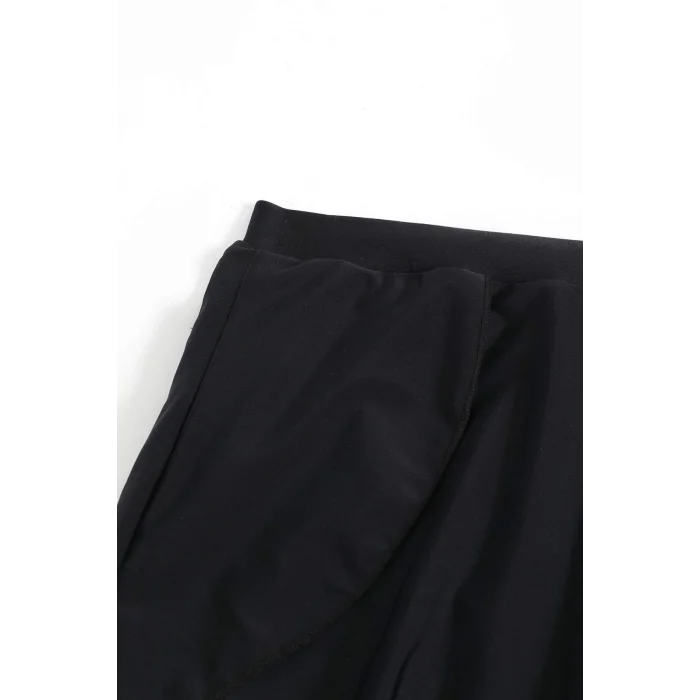 Kadın Siyah Yırtmaçlı Etek Görünümlü Şık Deniz Şortu – Modern ve Şık Tasarım