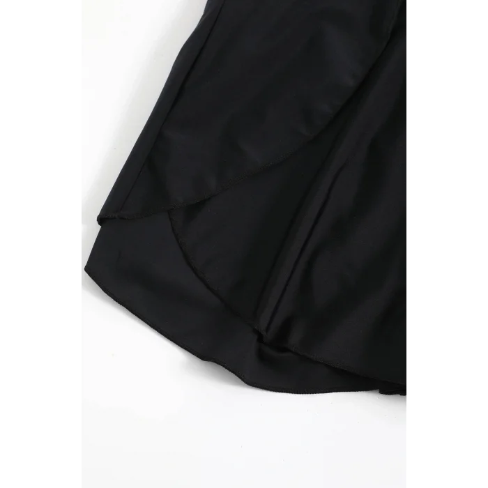 Kadın Siyah Yırtmaçlı Etek Görünümlü Şık Deniz Şortu – Modern ve Şık Tasarım