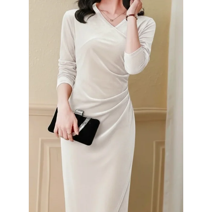 Kadın Uzun Kollu Kruvaze Yakalı Yandan Büzgülü önden çapraz Detaylı Midi Kadife Elbise