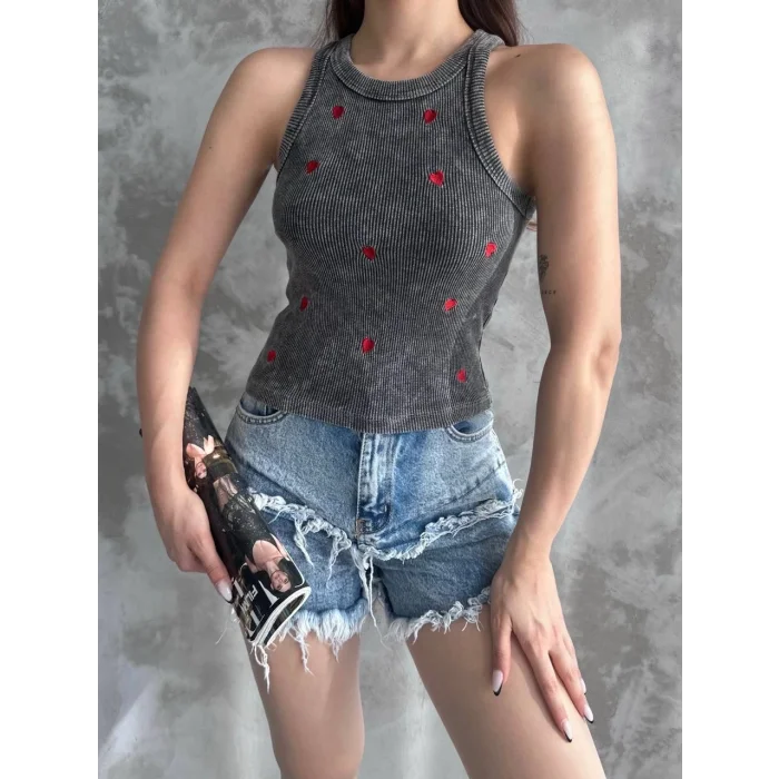 Kalp nakışlı bluz