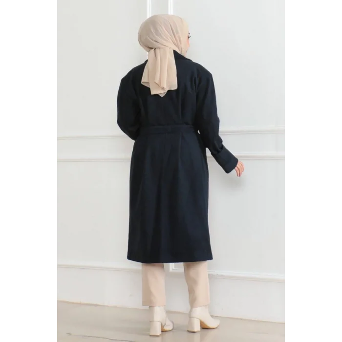 Kaşe Kaban – Uzun Boy Kruvaze Yaka Kuşaklı Tesettür Kaşe Kışlık Kaban, Astarlı Şık Yünlü Dokuma Oversize Rahat Kalıp Cepli Düğmeli Modern Kap Modeli - Lacivert