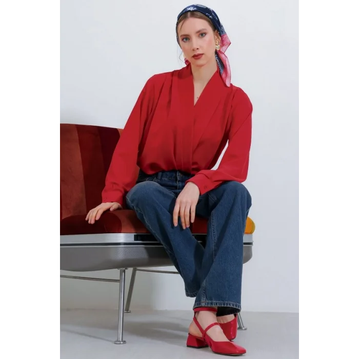 Kırmızı Kruvaze Yaka Dökümlü Saten Bluz 0492