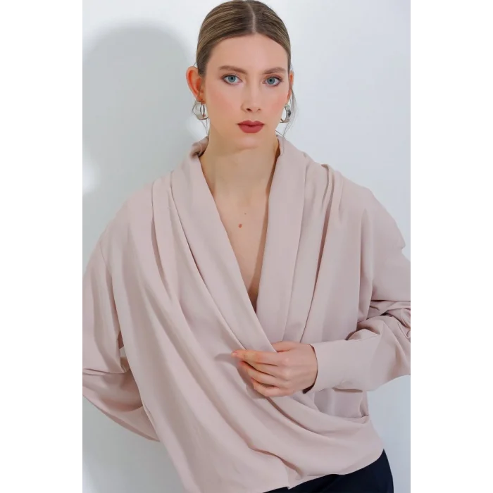 Krem Kruvaze Yaka Dökümlü Saten Bluz 0492