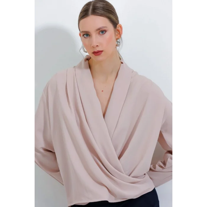 Krem Kruvaze Yaka Dökümlü Saten Bluz 0492