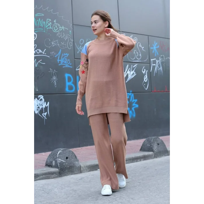 Omuz detaylı kol nakışlı ikili alt üst triko takım vizon