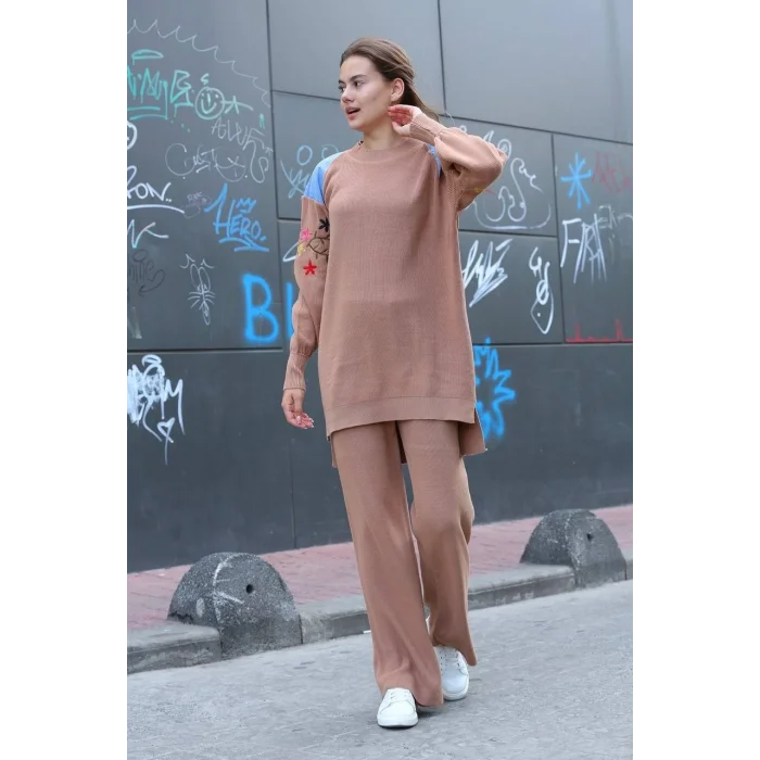 Omuz detaylı kol nakışlı ikili alt üst triko takım vizon