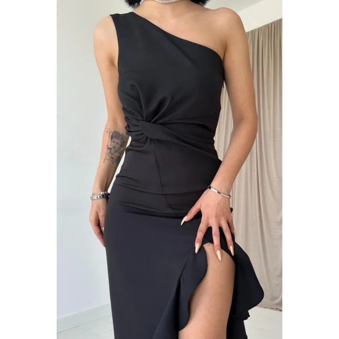 Siyah Yırtmaçlı Volanlı Elbise