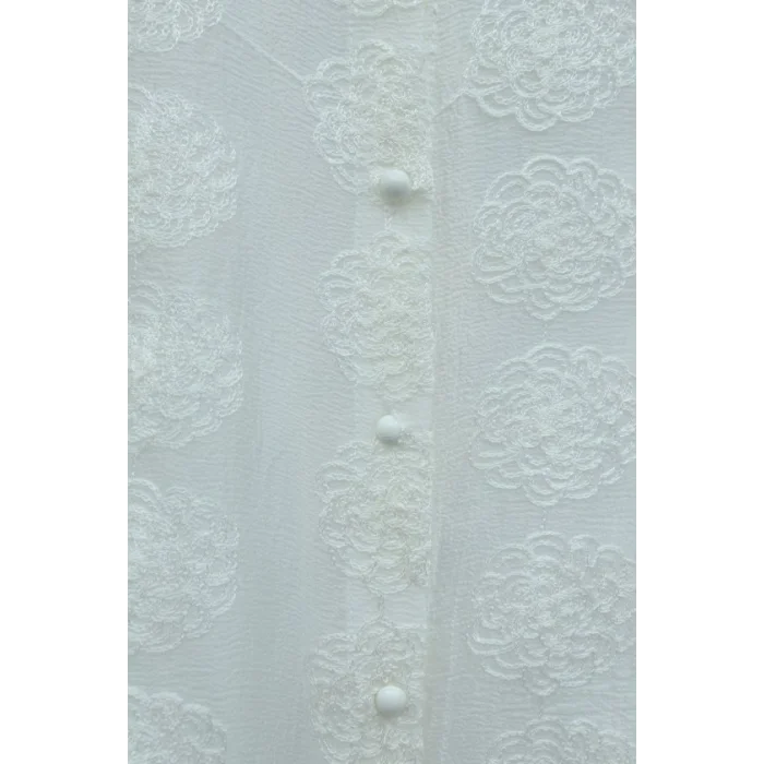 Top Düğmeli Yakası Dantelli Desenli Jakar Gömlek -Ekru