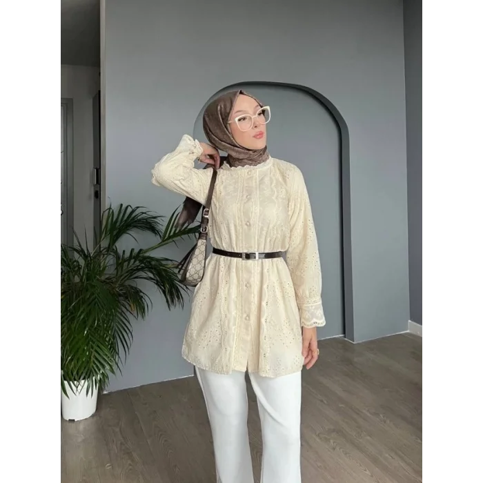 Yakası Ve Kolu Dantelli Top Düğmeli Astarlı Gömlek -Bej
