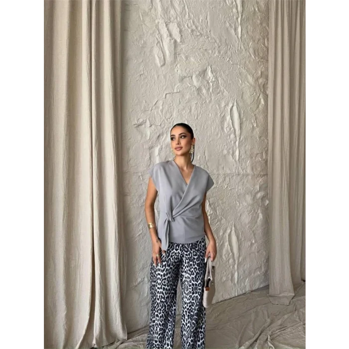 YANDAN BAĞLAMA DETAYLI KOLSUZ BLUZ - Gri