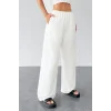 Kadın Beyaz Bol Kesim Cepli Geniş Paça Dökümlü Pantolon – Modern ve Şık Tasarım