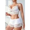 Kadın Beyaz Kaşkorse ve Dantel Detaylı Şortlu Gecelik Takım – Modern, Konforlu