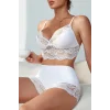 Kadın Beyaz Kaşkorse ve Dantel Detaylı Şortlu Gecelik Takım – Modern, Konforlu