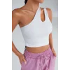 Kadın Beyaz Tek Omuz Cut Out Detaylı Crop Top Bluz – Şık, Rahat ve Kolay Kombinlenebilir