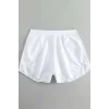Kadın Beyaz Yırtmaçlı Etek Görünümlü Şık Deniz Şortu – Modern ve Şık Tasarım