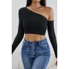Kadın Siyah Tek Omuz Detaylı Uzun Kol Crop Top Bluz – Şık, Rahat ve Kolay Kombinlenebilir