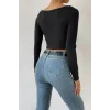 Kadın Siyah Uzun Kol Göğüs Dekolteli Şık Crop Top Bluz – Şık, Rahat ve Kolay Kombinlenebilir