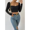Kadın Siyah Uzun Kol Göğüs Dekolteli Şık Crop Top Bluz – Şık, Rahat ve Kolay Kombinlenebilir