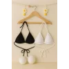 Kadın Siyah ve Beyaz Minimal Kesim Üçgen Bikini Üstü – Modern ve Şık Tasarım