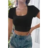 Kadın Siyah Yarım Kol Düz Yaka Crop Top Bluz – Şık, Rahat ve Kolay Kombinlenebilir