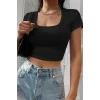 Kadın Siyah Yarım Kol Düz Yaka Crop Top Bluz – Şık, Rahat ve Kolay Kombinlenebilir