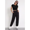 Kadın Siyah Yuvarlak Yaka Yarım Kol Crop Top Bluz – Şık, Rahat ve Kolay Kombinlenebilir