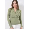 Omuz Vatkalı Kruvaze Yaka Bluz 942 - E.Yeşil
